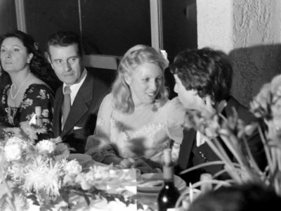 Evelyne, Jacques. Dominique et son mari au repas de leur mariage.