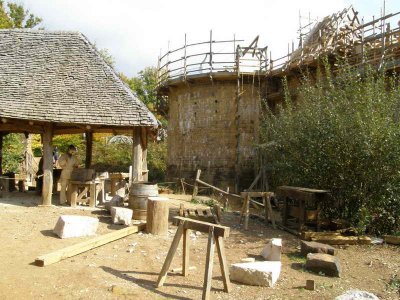 Tour matresse en construction et atelier des tailleurs de pierre