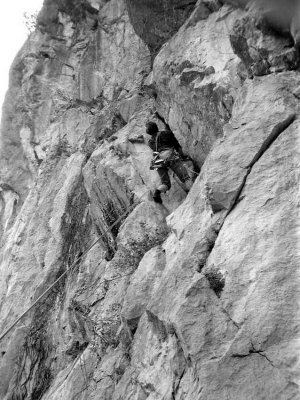 Francis Tomas dans le surplomb (aussi appelé Surplomb Patrice) de la Proto