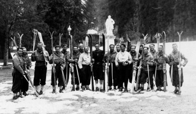 Les participants de Jeunesse et Montagne du raid  ski Urdos-Luchon de fvrier 1942