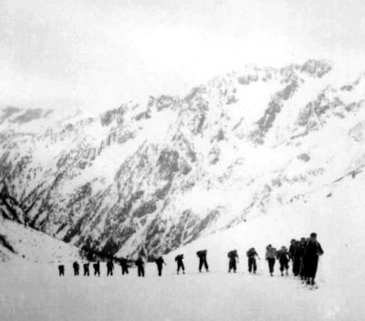 La caravane de skieurs du raid Urdos-Luchon