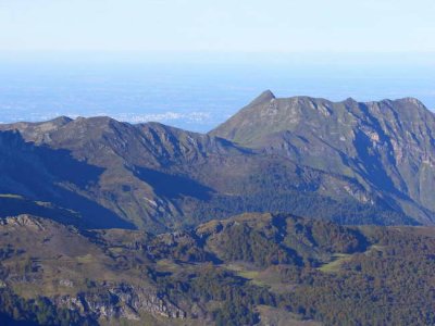 Rochers des Cinq Monts (1882 m) - Pau (172  239 m) dans le fond