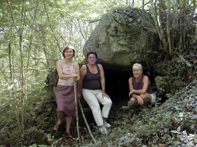 Michle, Monique, Christine et le bloc erratique dpos sur la moraine de Bescat