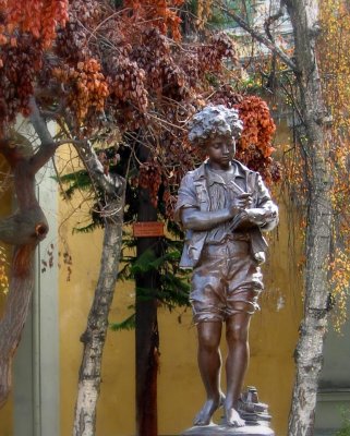entry statue