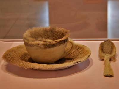 Meret Oppenheim :  Fur-covered cup, saucer, and spoon -1936