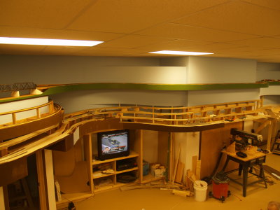 Overall view of the grade betwen the lower and middle levels and upper deck.