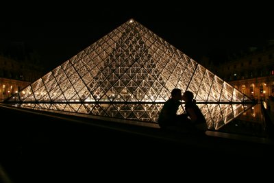 Kissing in front of the Louvre Pyramid