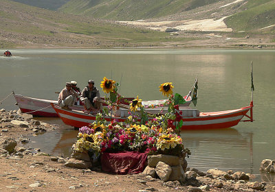 Fresh bouquets alongside the lake - P1290276.jpg