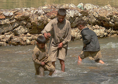 Local children at Lake Saiful Muluk - P1290278.jpg