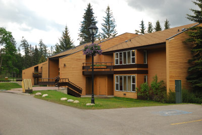 Jasper Park Lodge, Lakeside chalets