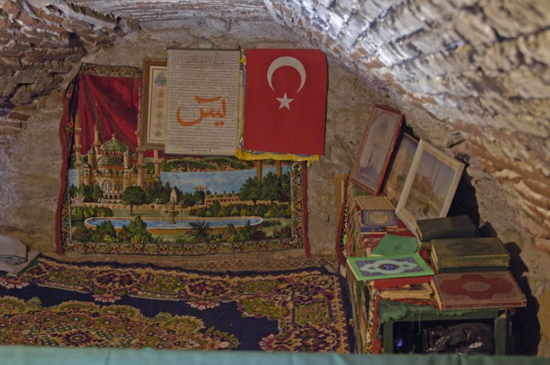 Arap Baba mescidi ve türbesi 1016.jpg