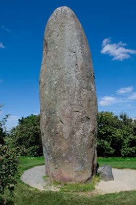 Menhir de Champ Dolent.jpg
