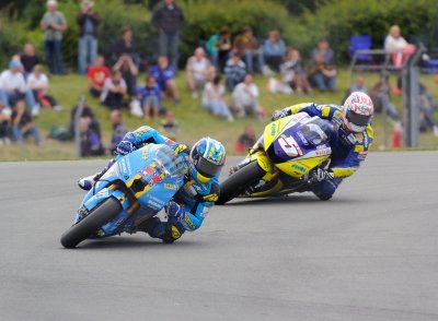 Ben Spies Rizla Suzuki leading Colin Edwards Tech 3 Yamaha