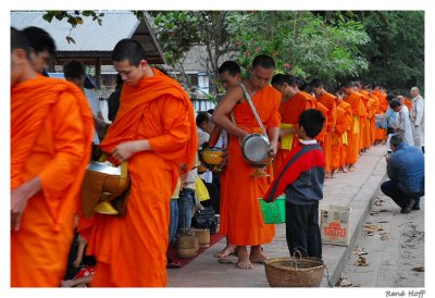 Les moines redonnent aux pauvres