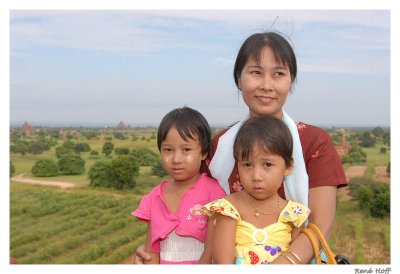 Birmane avec filles Bagan.