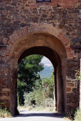 Arched gate in Montalcino.jpg