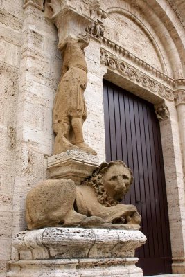 Detail on a church in San Quirico 21.jpg