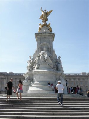 Elizabeth statue Buckingham