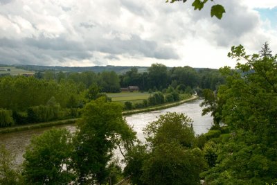 River Yonne near Caves de Bailly