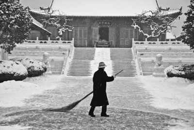 sweeping in the cold_China