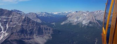 Distant Mt Robson panorama.jpg