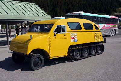 IMG_3100 old Icefields snowmobile.jpg