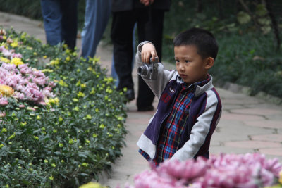 Taking mum's photo, Renmin Park