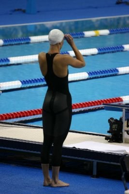 Dara Torres adjusts her goggle before the 50m free