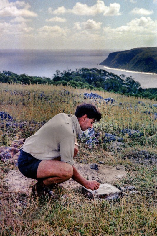 1969 - Eromanga island - building a trig point DS060418151054