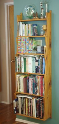 Wall-hung bookshelf