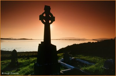  IRELAND - CO.MAYO - CROSS AT MURRISK ABBEY WITH CLEW BAY BEHIND