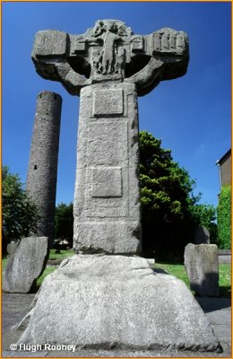   IRELAND - CO.MEATH - KELLS - ROUND TOWER AND SECTION OF CELTIC CROSS