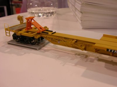 Athearn HO: Triple 57' 3-unit spine car