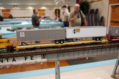 New Athearn HO X-post 40' pig trailers with flat.