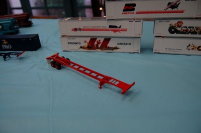 Athearn HO: New BN City Containers with all-new Athearn 48' chassis