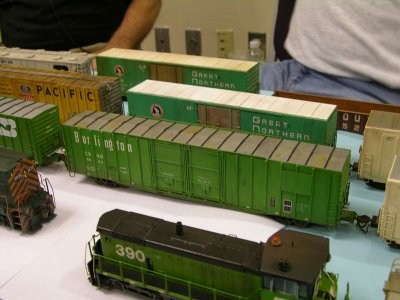 BN boxcars by Tim Dickinson