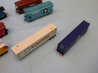 Athearn HO: New 45' chassis with containers