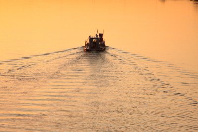 Warsaw_boat on Wisla river.jpg