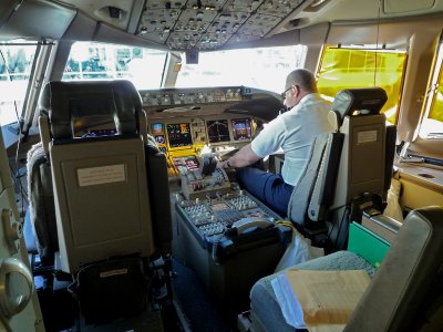 United 777 Flight Deck