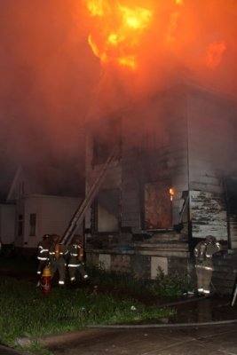 2008_detroit_house_fire_joseph_campau_at_e_ferry_pic-05.JPG