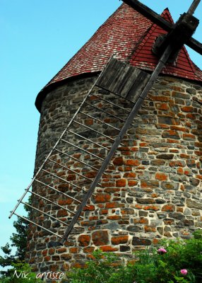 Ile Aux Coudres Moulin Vent2.jpg