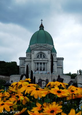 Montreal Oratoire Fleurs.jpg