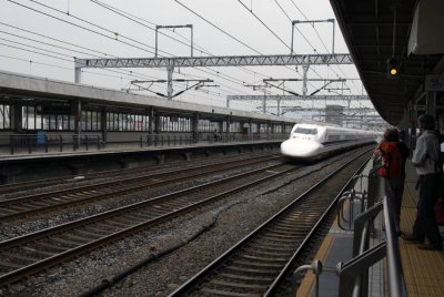 Approaching Shinkansen 014.jpg