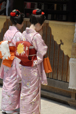 Maiko (Kyouka 杏佳 and Kimichiyo 君千代) at Yasaka Shrine 22.jpg
