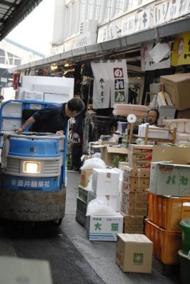 Tsukiji Side Street 060.jpg