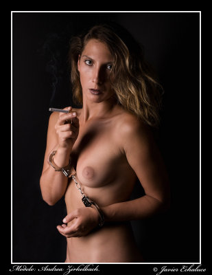 Smoke (Contiene desnudos/ Contains nudity)