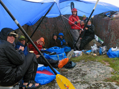 L och regnskydd under regnig och blsig lunch