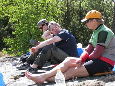 Micke, Lasse och Anna lunch pratar