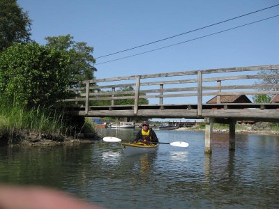 Lennart paddlar under bron utan besvr, jtte lgt vatten