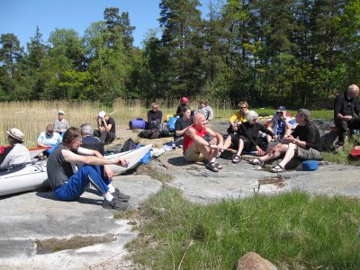 Fika paus i solskenet. Foto Anita